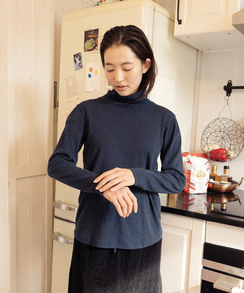 CHIQUITA(チキータ)の「ヘッダータートルTシャツネイビー(Tシャツ/カットソー・レディース・ネイビー・SMALL/MEDIUM)」の2枚目の写真