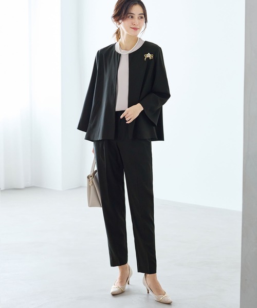 Viola e Viola（ヴィオラエヴィオラ）の「【選べるボトムス】２点セット洗える！テントラインジャケットスーツ《ウォッシャブル/UV対策/防シワ/抗菌防臭》（スーツパンツ・レディース・ブラック系1/ネイビー系1/ブラック系2/ネイビー系2・M/L/LL）」の2枚目の写真