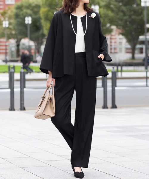 Viola e Viola（ヴィオラエヴィオラ）の「【選べるボトムス】２点セット洗える！テントラインジャケットスーツ《ウォッシャブル/UV対策/防シワ/抗菌防臭》（スーツパンツ・レディース・ブラック系1/ネイビー系1/ブラック系2/ネイビー系2・M/L/LL）」の5枚目の写真