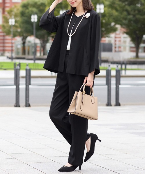 Viola e Viola（ヴィオラエヴィオラ）の「【選べるボトムス】２点セット洗える！テントラインジャケットスーツ《ウォッシャブル/UV対策/防シワ/抗菌防臭》（スーツパンツ・レディース・ブラック系1/ネイビー系1/ブラック系2/ネイビー系2・M/L/LL）」の8枚目の写真