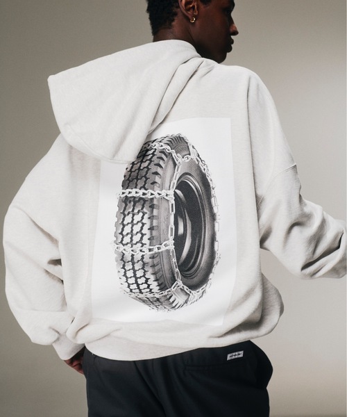 COOTIE PRODUCTIONS（クーティープロダクションズ）の「Print Sweat Crew (Tire with Chains)（スウェット・メンズ・グレー系その他/ブラック・LARGE/MEDIUM/SMALL）」の3枚目の写真