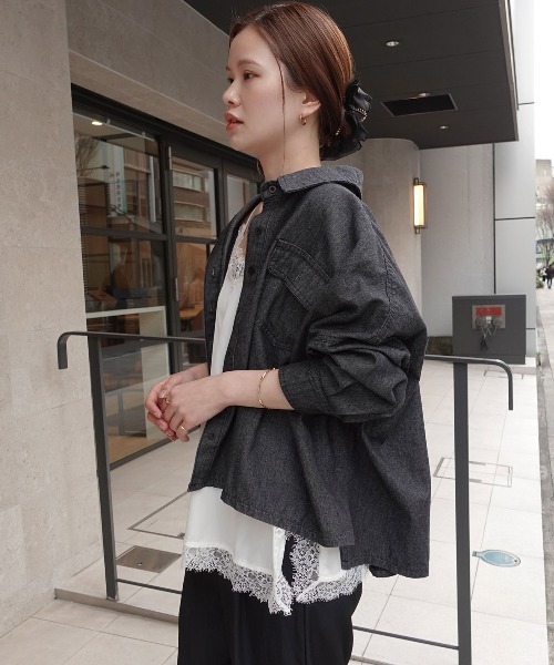 CORNERS(コーナーズ)の「クロップドデニムシャツ(シャツ/ブラウス・レディース・インディゴブルー/ブラック/ライトブルー・M)」の2枚目の写真