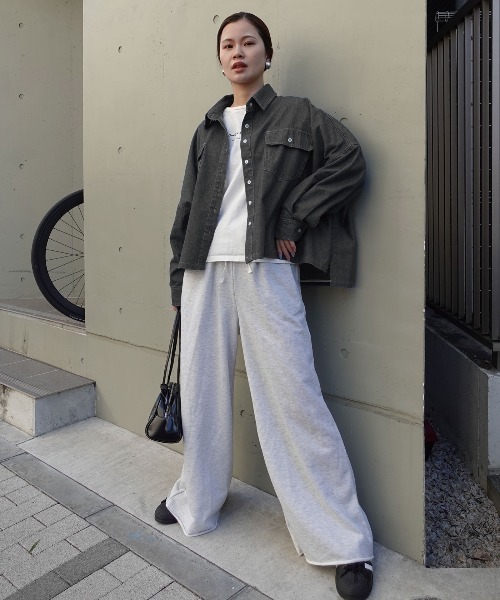 CORNERS(コーナーズ)の「クロップドデニムシャツ(シャツ/ブラウス・レディース・インディゴブルー/ブラック/ライトブルー・M)」の4枚目の写真