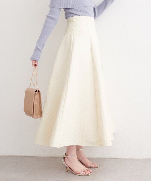 natural couture（ナチュラルクチュール）の「〈osono〉エンボスジャガードスカート（スカート・レディース・オフホワイト/モカ/ブラック・LARGE/MEDIUM）」の4枚目の写真