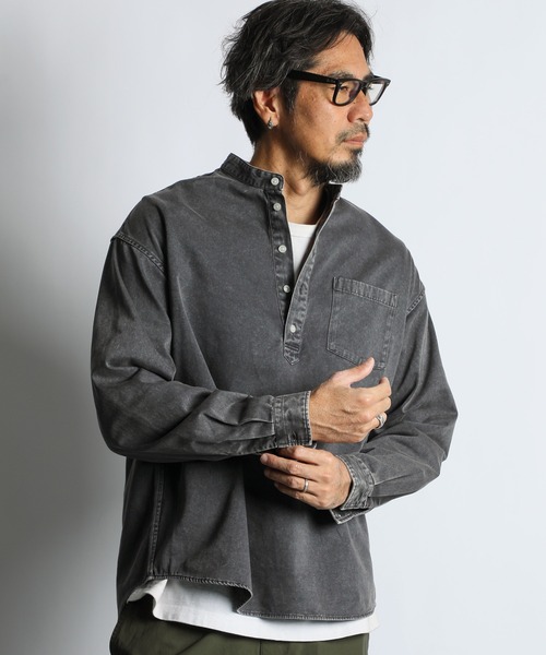 The DUFFER of ST.GEORGE（ザダファーオブセントジョージ）の「【WEB限定アイテム】PIGMENT DYE BAND COLLAR SHIRT：ピグメント加工 バンドカラー プルオーバーシャツ（シャツ/ブラウス・メンズ・スミクロ/グレイッシュブルー/カーキ/レッド・X-LARGE/LARGE/MEDIUM/SMALL）」の5枚目の写真
