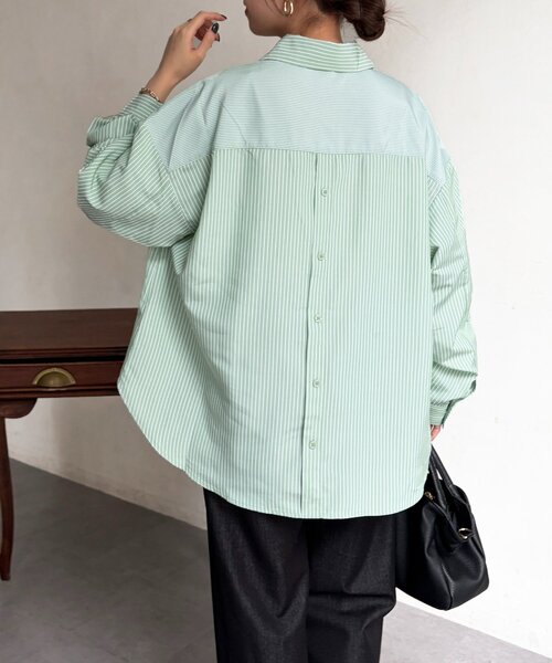 Chez toi（シェトワ）の「ストライプ後ろ切替ボタンシャツ（シャツ/ブラウス・レディース・ブラック/サックスブルー/グリーン・FREE）」の2枚目の写真