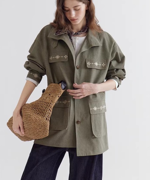 Fano Studios（ファノ ストゥディオズ）の「フェイクポケット 刺繍デザイン スタンドカラージャケット FC26W054【Fano Studios】【2026SS】（ミリタリージャケット・レディース・カーキ・FREE）」の5枚目の写真