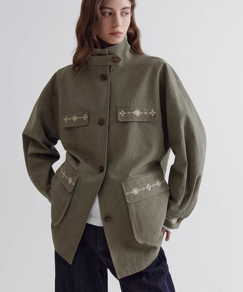 Fano Studios（ファノ ストゥディオズ）の「フェイクポケット 刺繍デザイン スタンドカラージャケット FC26W054【Fano Studios】【2026SS】（ミリタリージャケット・レディース・カーキ・FREE）」の6枚目の写真