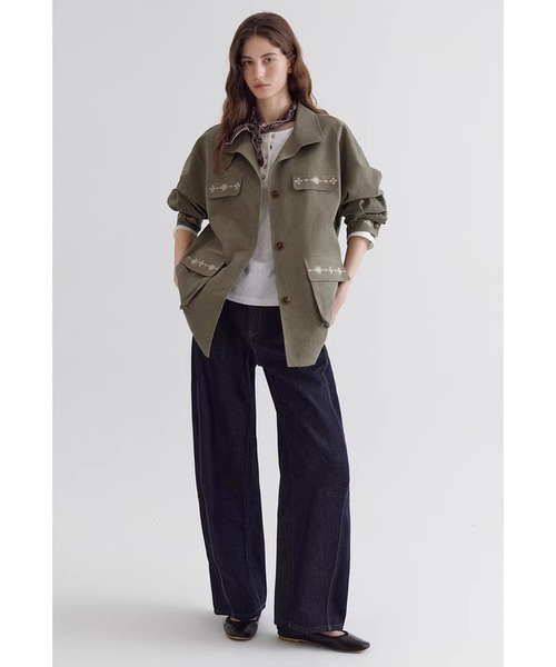 Fano Studios（ファノ ストゥディオズ）の「フェイクポケット 刺繍デザイン スタンドカラージャケット FC26W054【Fano Studios】【2026SS】（ミリタリージャケット・レディース・カーキ・FREE）」の2枚目の写真