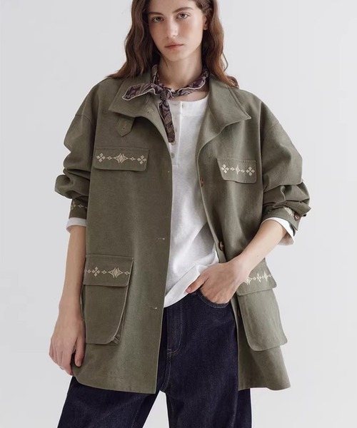 Fano Studios（ファノ ストゥディオズ）の「フェイクポケット 刺繍デザイン スタンドカラージャケット FC26W054【Fano Studios】【2026SS】（ミリタリージャケット・レディース・カーキ・FREE）」の7枚目の写真