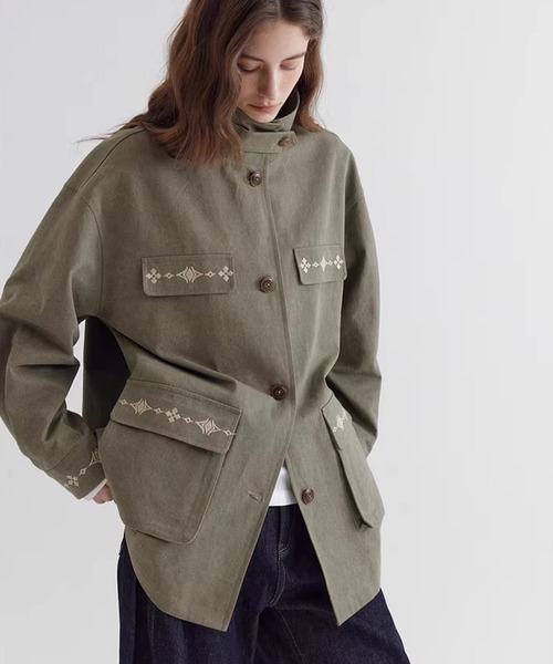 Fano Studios（ファノ ストゥディオズ）の「フェイクポケット 刺繍デザイン スタンドカラージャケット FC26W054【Fano Studios】【2026SS】（ミリタリージャケット・レディース・カーキ・FREE）」の8枚目の写真