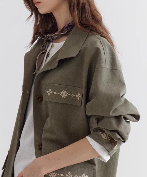 Fano Studios（ファノ ストゥディオズ）の「フェイクポケット 刺繍デザイン スタンドカラージャケット FC26W054【Fano Studios】【2026SS】（ミリタリージャケット・レディース・カーキ・FREE）」の9枚目の写真