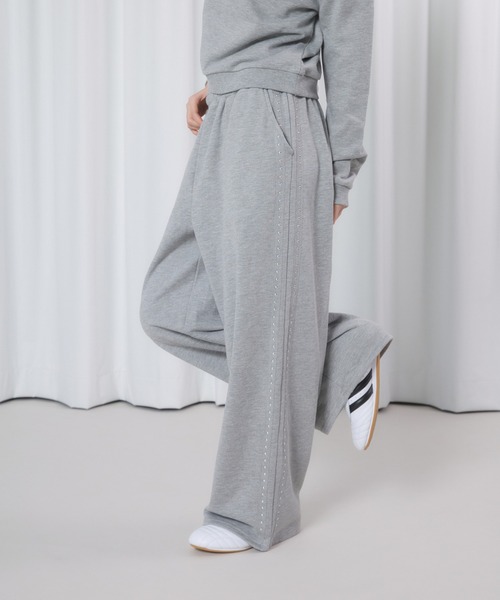 FCMM(エフシーエムエム)の「【日本限定】STUDS SWEAT PANTS / スタッズスウェットパンツ(スウェットパンツ・レディース・ネイビー/グレー・MEDIUM/SMALL)」の1枚目の写真