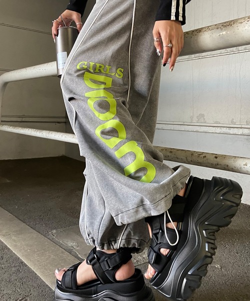 non-hedge(ノンヘッジ)の「ブリーチラインロゴスウェットワイドパンツ(スウェットパンツ・レディース・ブラック/ブルー/グレー・FREE)」の2枚目の写真