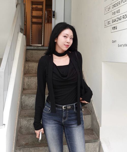MICANE(ミケーネ)の「ケイリー ネック フル ディテール Tシャツ(Tシャツ/カットソー・レディース・ブラック/ライトグレー・SMALL/MEDIUM/LARGE/X-LARGE)」の8枚目の写真