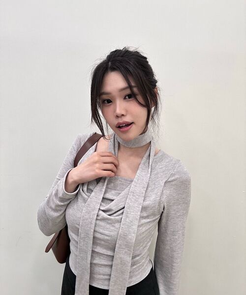 MICANE(ミケーネ)の「ケイリー ネック フル ディテール Tシャツ(Tシャツ/カットソー・レディース・ブラック/ライトグレー・SMALL/MEDIUM/LARGE/X-LARGE)」の14枚目の写真