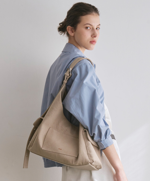 mur（ミュール）の「Noma Pocket Hobo Bag (7color)（ショルダーバッグ・レディース・ブラック/ダークブラウン/イエロー/Cream/バーガンディー/ネイビー/ベージュ・FREE）」の10枚目の写真