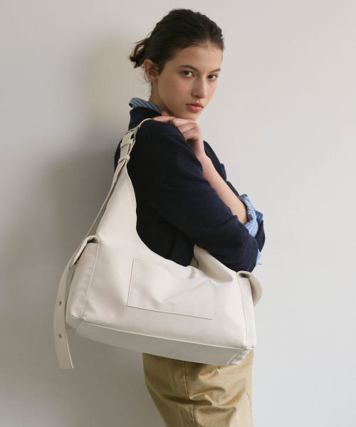mur（ミュール）の「Noma Pocket Hobo Bag (7color)（ショルダーバッグ・レディース・ブラック/ダークブラウン/イエロー/Cream/バーガンディー/ネイビー/ベージュ・FREE）」の11枚目の写真