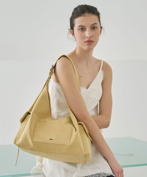 mur（ミュール）の「Noma Pocket Hobo Bag (7color)（ショルダーバッグ・レディース・ブラック/ダークブラウン/イエロー/Cream/バーガンディー/ネイビー/ベージュ・FREE）」の14枚目の写真