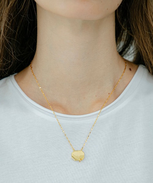 LAPUIS(ラピュイ)の「LAPUIS(ラピュイ)Bijou Plate necklace(ネックレス・レディース・ゴールド/マルチ・FREE)」の2枚目の写真