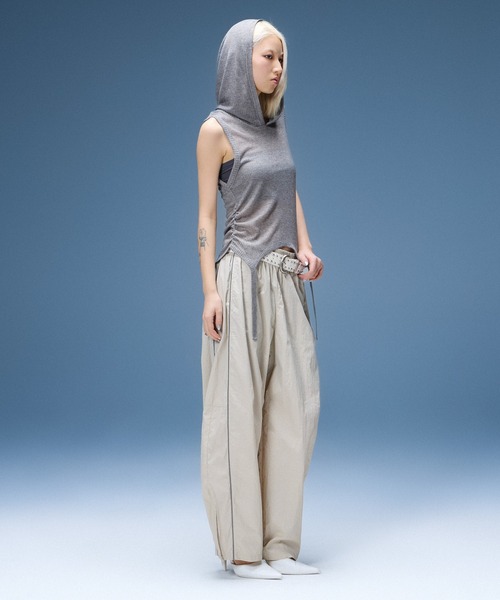 X-girl(エックスガール)の「SHEER SLEEVELESS RIBBED HOODED TOP(タンクトップ・レディース・アッシュ/ブラック・ONE SIZE)」の5枚目の写真