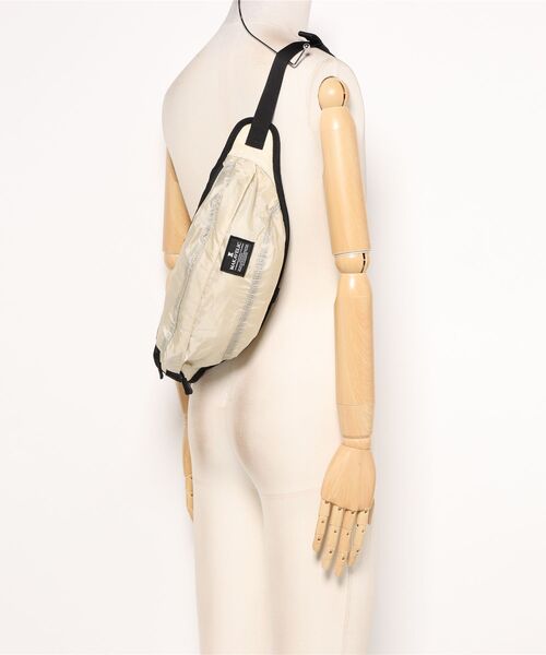 MAKAVELIC（マキャベリック）の「【MAKAVELIC】RICO SUPER LIGHT WAIST BAG（ボディバッグ/ウエストポーチ・メンズ・ベージュ・FREE）」の2枚目の写真