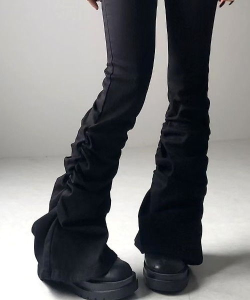 Vipoa(ヴィポア)の「裾タックフレアスリムデニムパンツ(その他パンツ・レディース・ブラック・LARGE/MEDIUM)」の5枚目の写真
