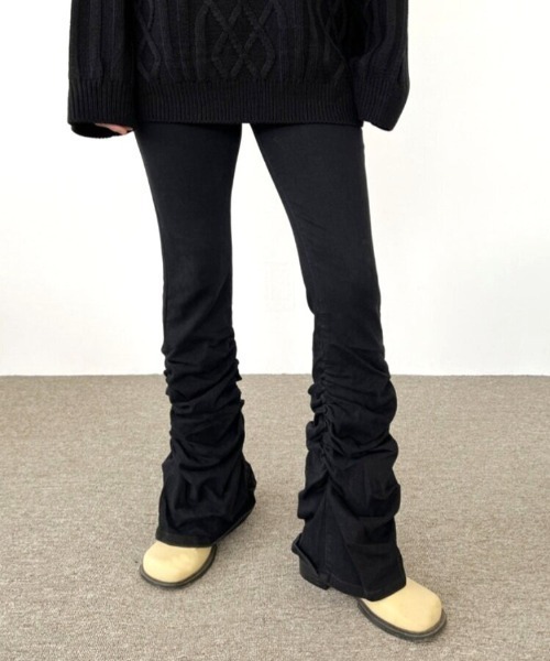 Vipoa(ヴィポア)の「裾タックフレアスリムデニムパンツ(その他パンツ・レディース・ブラック・LARGE/MEDIUM)」の9枚目の写真