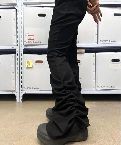 Vipoa(ヴィポア)の「裾タックフレアスリムデニムパンツ(その他パンツ・レディース・ブラック・LARGE/MEDIUM)」の3枚目の写真