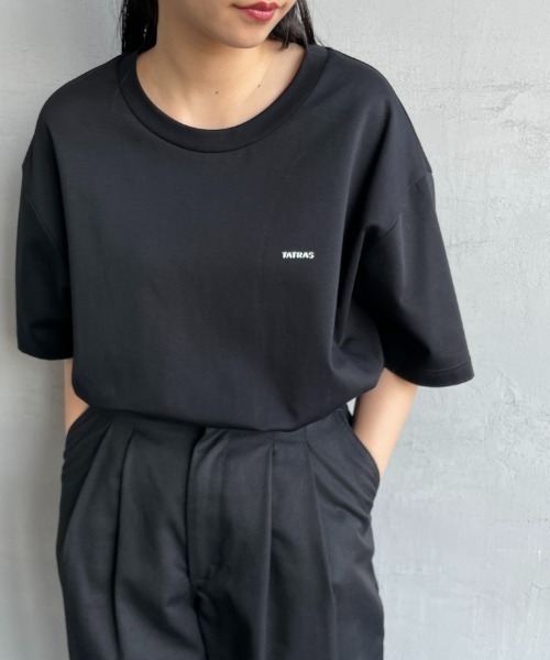 TATRAS（タトラス）の「[TATRAS/タトラス] SELO ワンポイントロゴ ショートスリーブTシャツ（Tシャツ/カットソー・レディース・ブラック/ホワイト・1/2/3）」の2枚目の写真