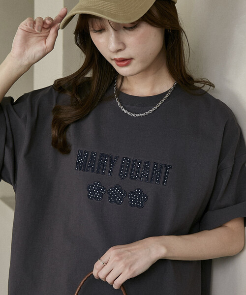 MARY QUANT(マリークワント)の「MARY QUANT × PUBLUX/マリークワント ドット柄 刺繍 ロゴ Tシャツ 限定展開(Tシャツ/カットソー・レディース・ネイビー/ブラック/チャコールグレー/ダークグレー・MEDIUM/SMALL)」の3枚目の写真