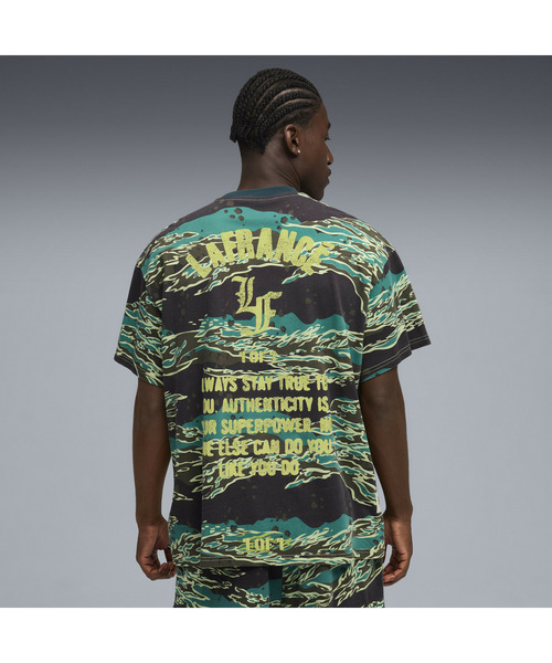PUMA(プーマ)の「PUMA プーマ ユニセックス バスケットボール LA FRANCE サプライ AOP 半袖 Tシャ(Tシャツ/カットソー・メンズ・グリーン系その他・LARGE/MEDIUM/X-SMALL/SMALL/X-LARGE)」の2枚目の写真