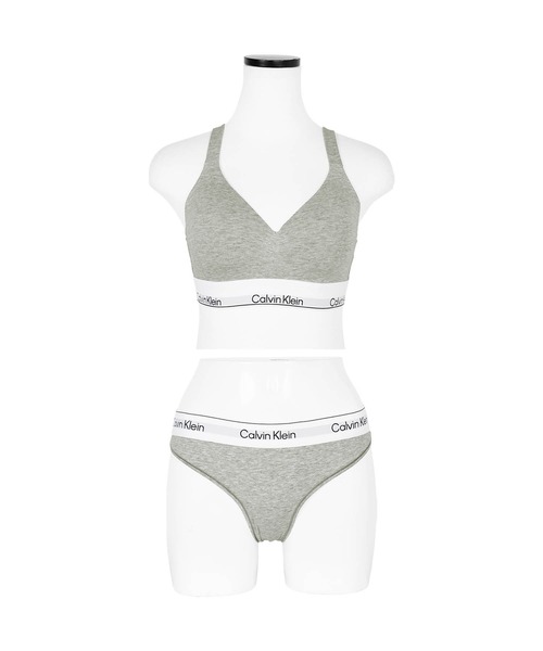 Calvin Klein(カルバン・クライン)の「Calvin Klein カルバンクライン ブラ&ショーツ ブラセット 上下セット レディース アンダーウェア 下着 スポブラ セットアップ(ブラ&ショーツ・レディース・ブラック/グレー系その他/ブラック系その他/グレー/グレー系その他3/グレー系その他4/ブラック系その他4・2/3/4/5/6/8/7)」の4枚目の写真