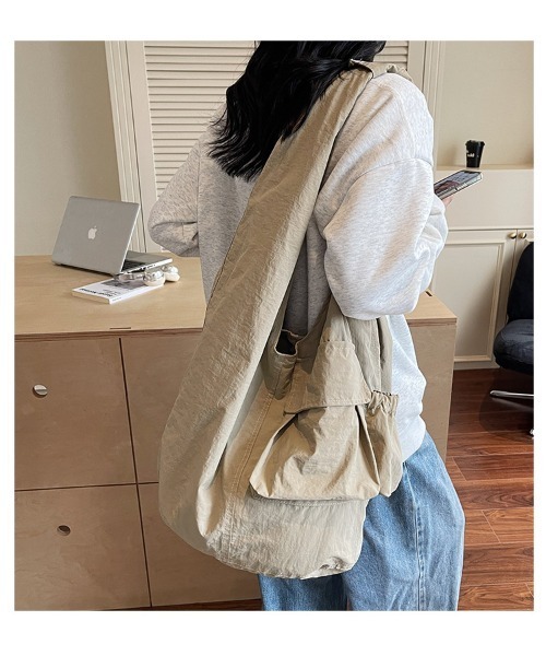 tokohana(トコハナ)の「レディース 大容量ショルダートートバッグ(ショルダーバッグ・レディース・カーキ/ブラック/ネイビー/レッド/ベージュ・FREE)」の1枚目の写真