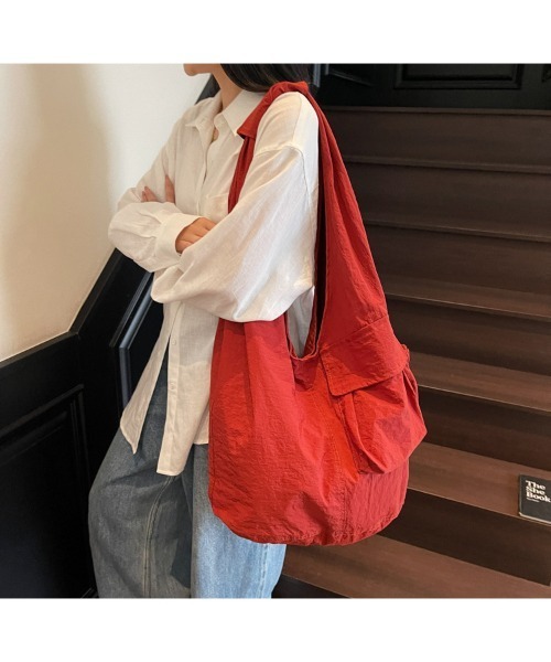 tokohana(トコハナ)の「レディース 大容量ショルダートートバッグ(ショルダーバッグ・レディース・カーキ/ブラック/ネイビー/レッド/ベージュ・FREE)」の5枚目の写真