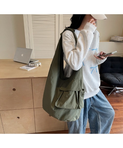 tokohana(トコハナ)の「レディース 大容量ショルダートートバッグ(ショルダーバッグ・レディース・カーキ/ブラック/ネイビー/レッド/ベージュ・FREE)」の3枚目の写真