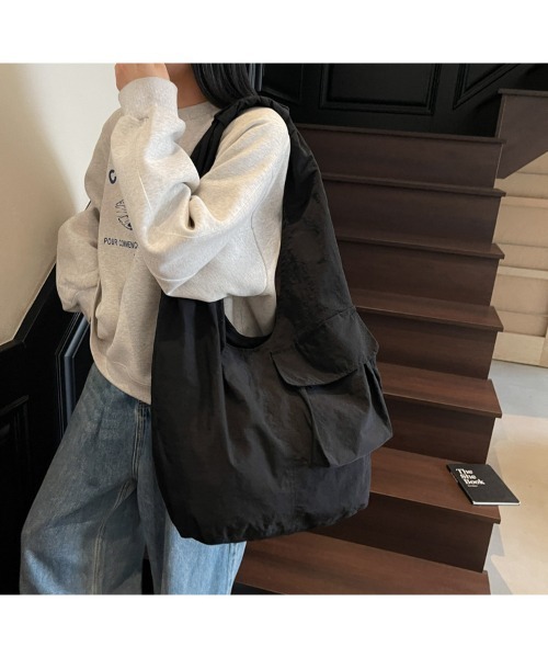 tokohana(トコハナ)の「レディース 大容量ショルダートートバッグ(ショルダーバッグ・レディース・カーキ/ブラック/ネイビー/レッド/ベージュ・FREE)」の2枚目の写真