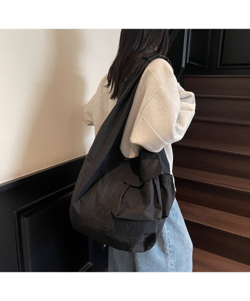 tokohana(トコハナ)の「レディース 大容量ショルダートートバッグ(ショルダーバッグ・レディース・カーキ/ブラック/ネイビー/レッド/ベージュ・FREE)」の10枚目の写真