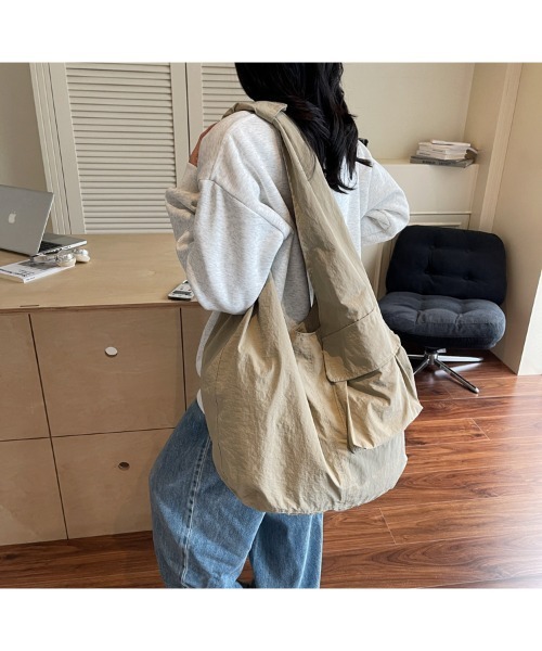 tokohana(トコハナ)の「レディース 大容量ショルダートートバッグ(ショルダーバッグ・レディース・カーキ/ブラック/ネイビー/レッド/ベージュ・FREE)」の8枚目の写真