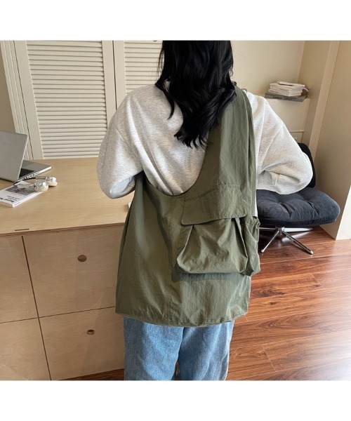 tokohana(トコハナ)の「レディース 大容量ショルダートートバッグ(ショルダーバッグ・レディース・カーキ/ブラック/ネイビー/レッド/ベージュ・FREE)」の11枚目の写真