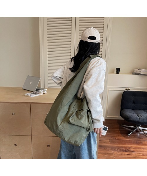 tokohana(トコハナ)の「レディース 大容量ショルダートートバッグ(ショルダーバッグ・レディース・カーキ/ブラック/ネイビー/レッド/ベージュ・FREE)」の12枚目の写真