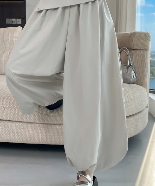 LUCPY(ラクピー)の「アシメウエストバルーンパンツ(その他パンツ・レディース・グレー/ブラック/ホワイト・X-LARGE/LARGE/MEDIUM/SMALL)」の4枚目の写真