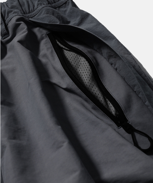 MOIF（モイフ）の「[SS26] HUGE MONSTER SHORTS / CHARCOAL（その他パンツ・メンズ・その他・1/3/2）」の5枚目の写真