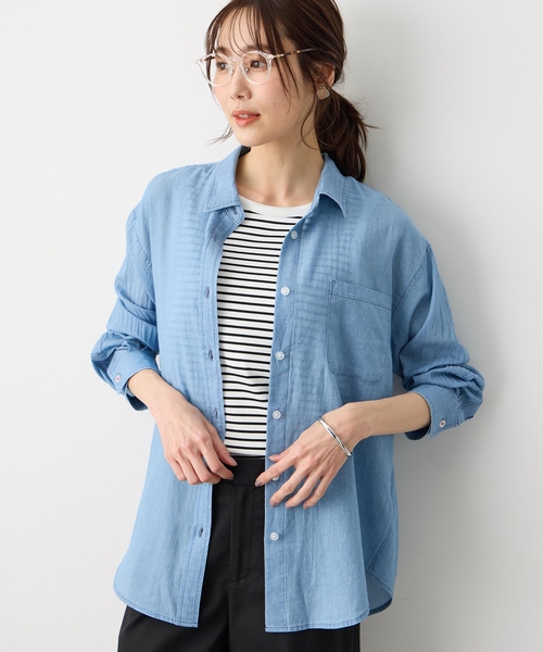 Petit Honfleur(プチオンフルール)の「シアーデニムシャツ【デニムの合わせやすさに軽やかさをプラス】(シャツ/ブラウス・レディース・ブルー・9号/11号/13号)」の1枚目の写真
