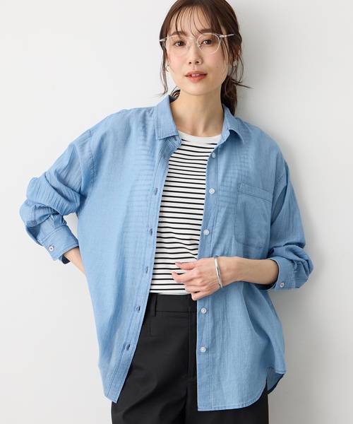 Petit Honfleur(プチオンフルール)の「シアーデニムシャツ【デニムの合わせやすさに軽やかさをプラス】(シャツ/ブラウス・レディース・ブルー・9号/11号/13号)」の2枚目の写真