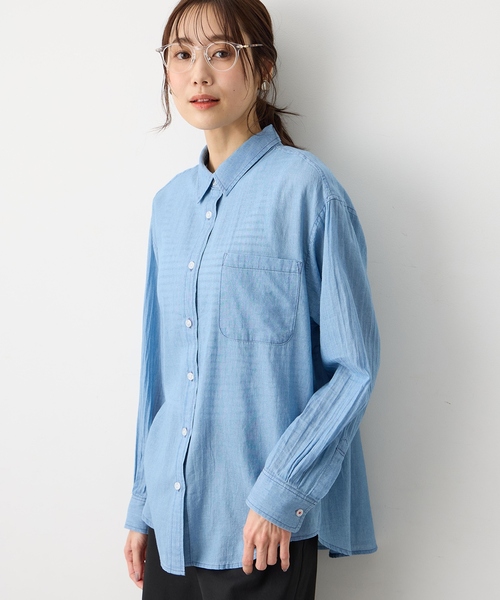 Petit Honfleur(プチオンフルール)の「シアーデニムシャツ【デニムの合わせやすさに軽やかさをプラス】(シャツ/ブラウス・レディース・ブルー・9号/11号/13号)」の4枚目の写真