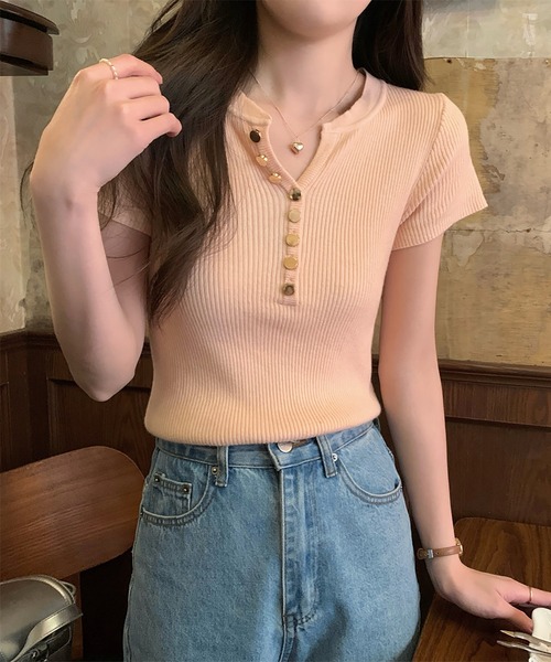 LAFFMO(ラフモ)の「ゴールドボタンキーネック半袖リブニット(Tシャツ/カットソー・レディース・ブラック/モカ/ベージュ/ピンク・F)」の4枚目の写真