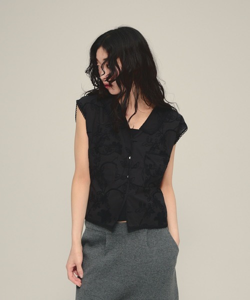 eL(エル)の「【eL】Made In India Cord Embroid NS/674423(Tシャツ/カットソー・レディース・ブラック/オフホワイト・FREE)」の1枚目の写真