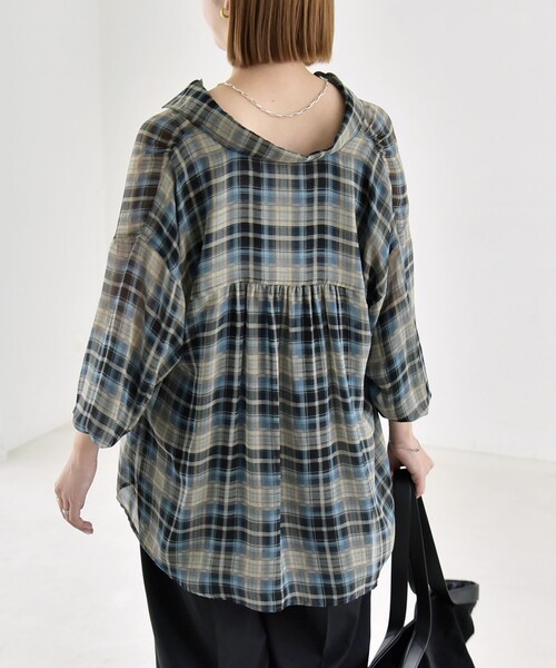 quaranciel(カランシエル)の「quaranciel:〈洗濯機可能〉シアー チェック ギャザー プルオーバー シャツ(シャツ/ブラウス・レディース・ブルー/ブラウン・ONE SIZE)」の4枚目の写真