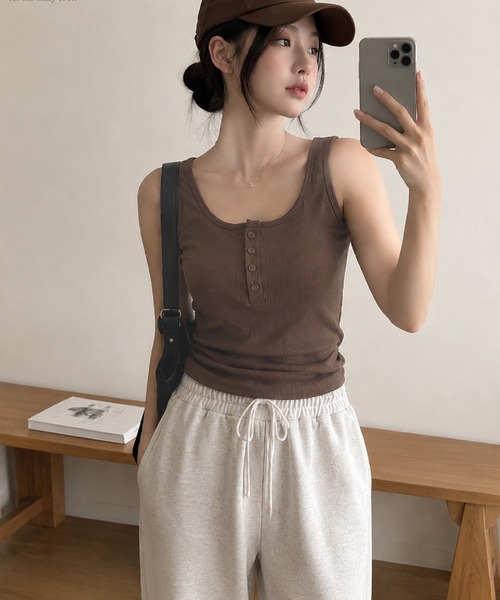 HALEY PESCA(ヘーリーペスカ)の「HALEY PESCA/フロントボタンヘンリーネックリブタンクトップ(タンクトップ・レディース・グレー/ブラック/ホワイト/ブラウン・FREE)」の4枚目の写真